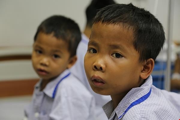 Me bo di khi biet hai con mac benh chua co thuoc chua hinh anh