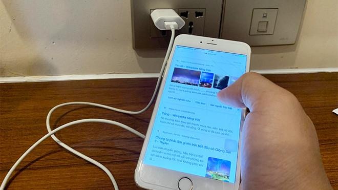 Chang trai bi cat cut tay vi dien thoai phat no khi sac pin hinh anh