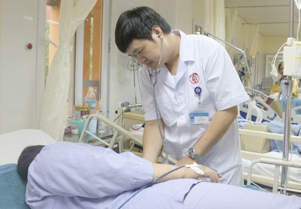 An 15 con nhong tam, nguoi dan ong suyt mat mang hinh anh