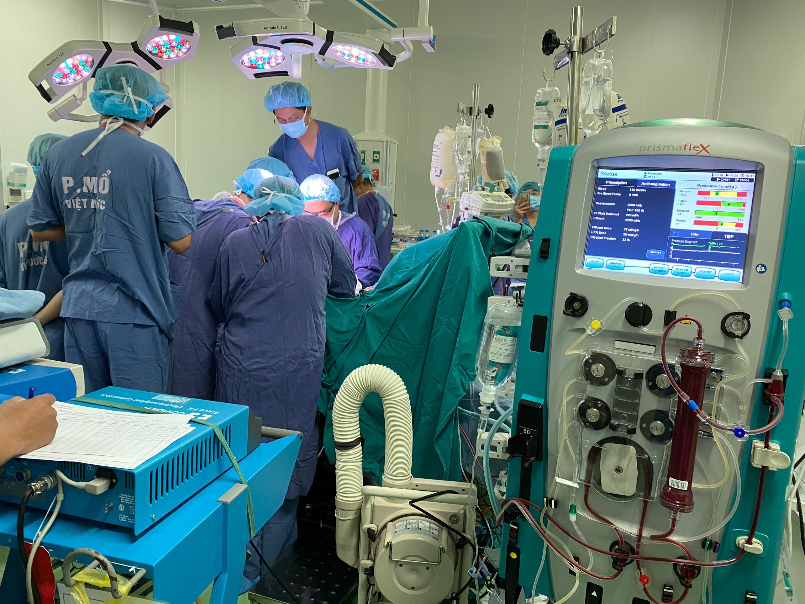 Lan dau tien bac si Viet Nam vua sua tim vua ghep phoi hinh anh