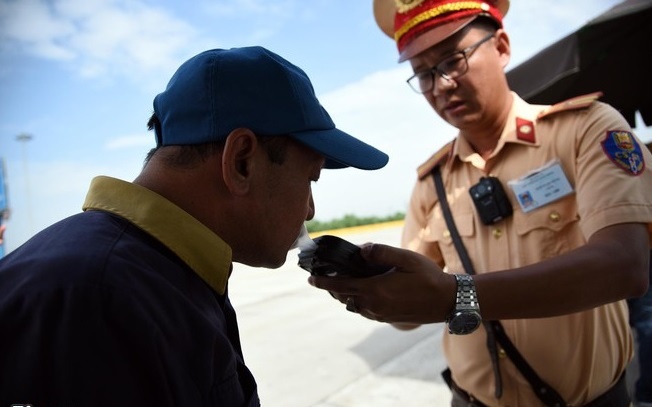 Thuoc la, nuoc tang luc gay duong tinh gia khi kiem tra nong do con hinh anh