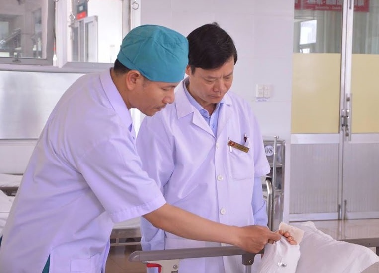 Nguoi phu nu bi dut roi toan bo ban tay hinh anh