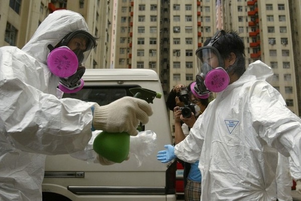 17 nguoi chet, 15 nhan vien y te lay benh do virus corona hinh anh