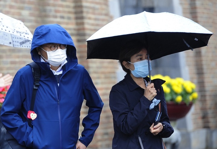 Thoi tiet mien Bac thuan loi cho virus corona bung phat hinh anh