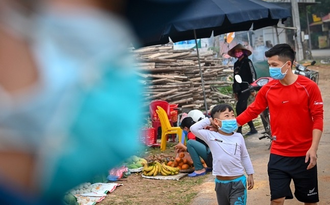 Bo Y te huong dan theo doi suc khoe nguoi den vung dich Covid-19 hinh anh