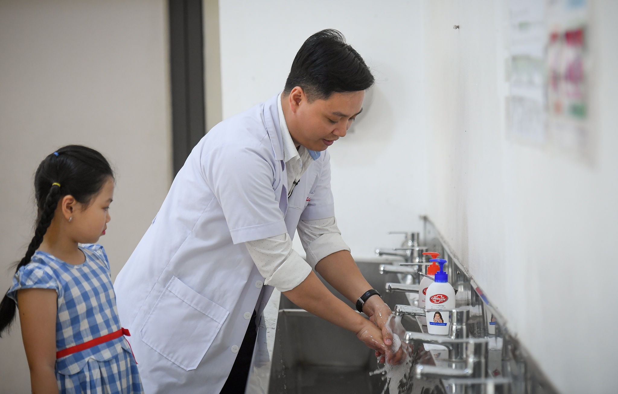 lam gi khi o nha de khong mac Covid-19 anh 1