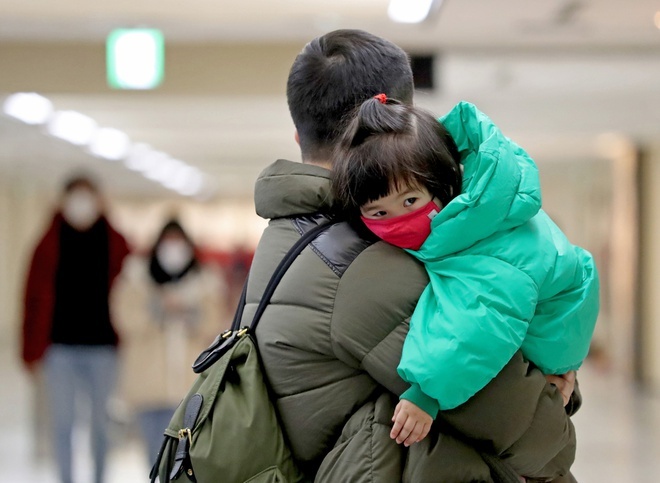 Tre can lam gi khi o nha de khong mac Covid-19? hinh anh