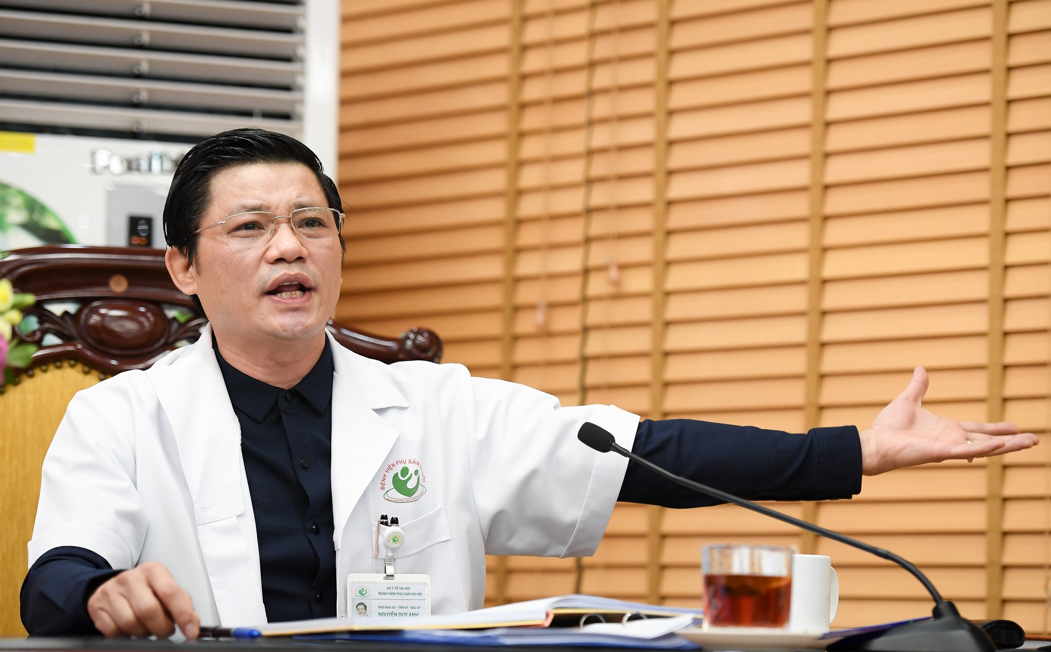 Bac si BV Phu san HN nhan phong bi se bi dinh chi, chup anh dan tuong hinh anh