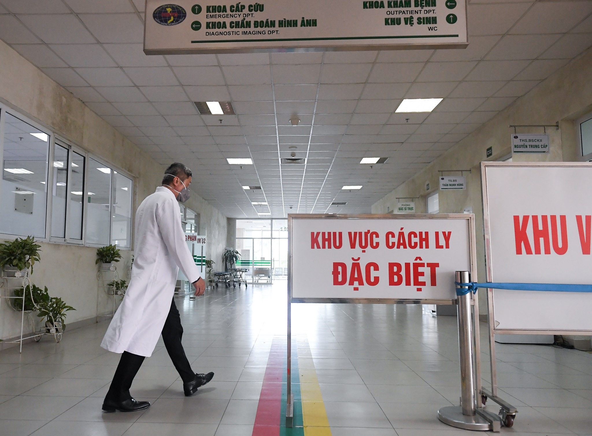 không để thêm nhân viên y tế lây virus ảnh 2 khong de them nhan vien y te lay virus anh 2