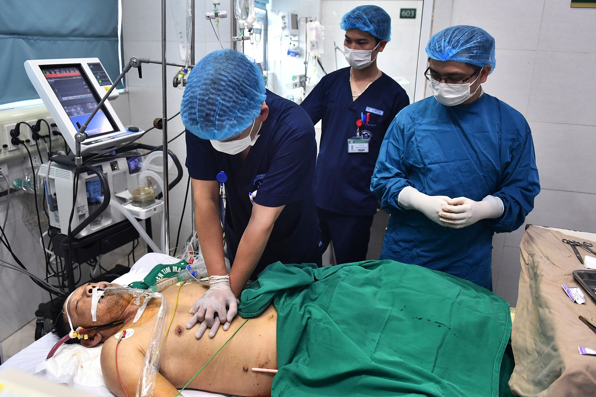 Lap danh sach nguoi kham, chua benh tai BV Bach Mai tu 10/3 hinh anh