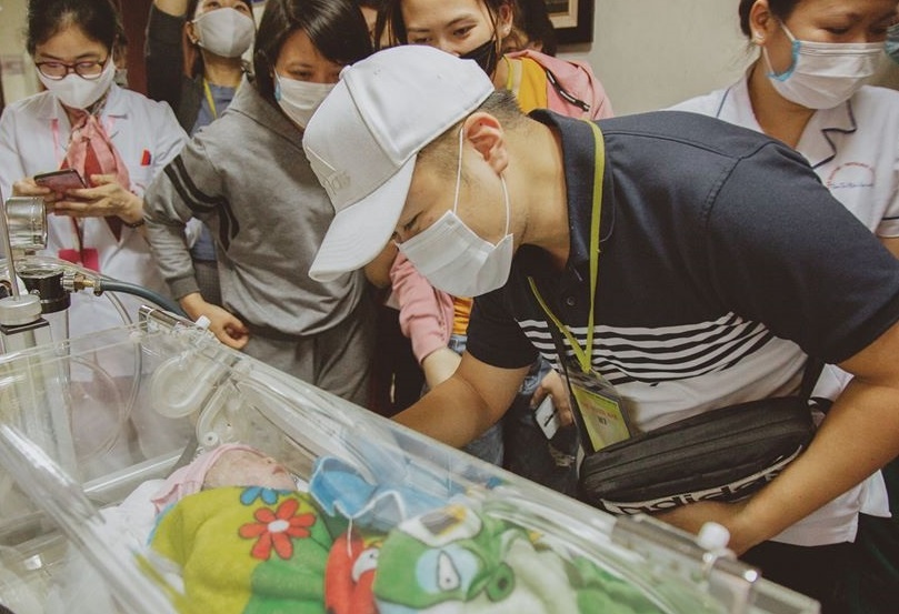 Nguoi me ung thu mau sinh con nho su giup do cua cong dong hinh anh