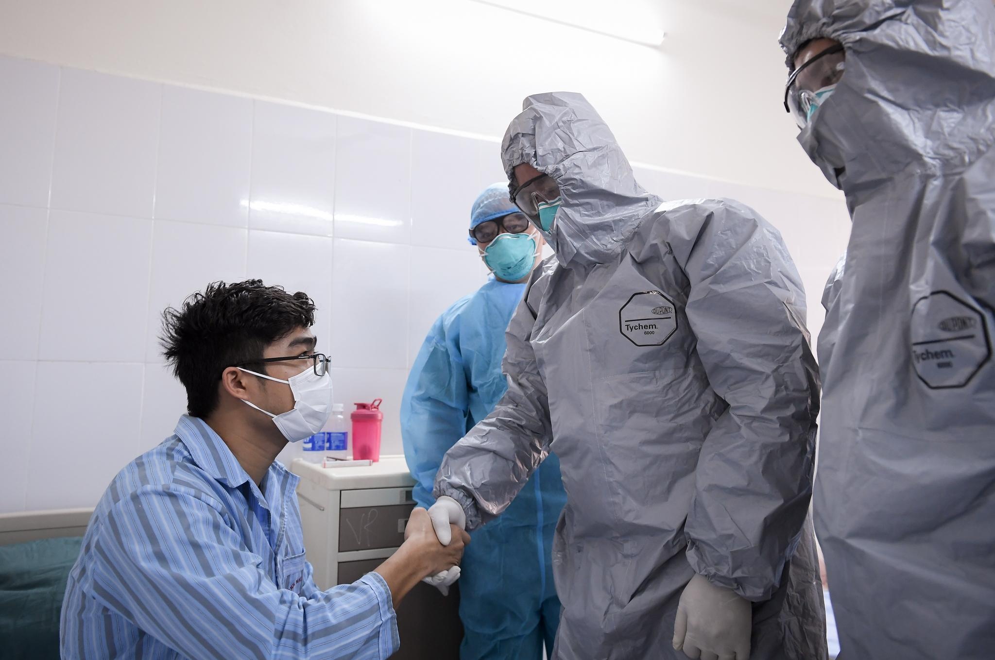 3 nhan vien y te mac Covid-19 anh 1