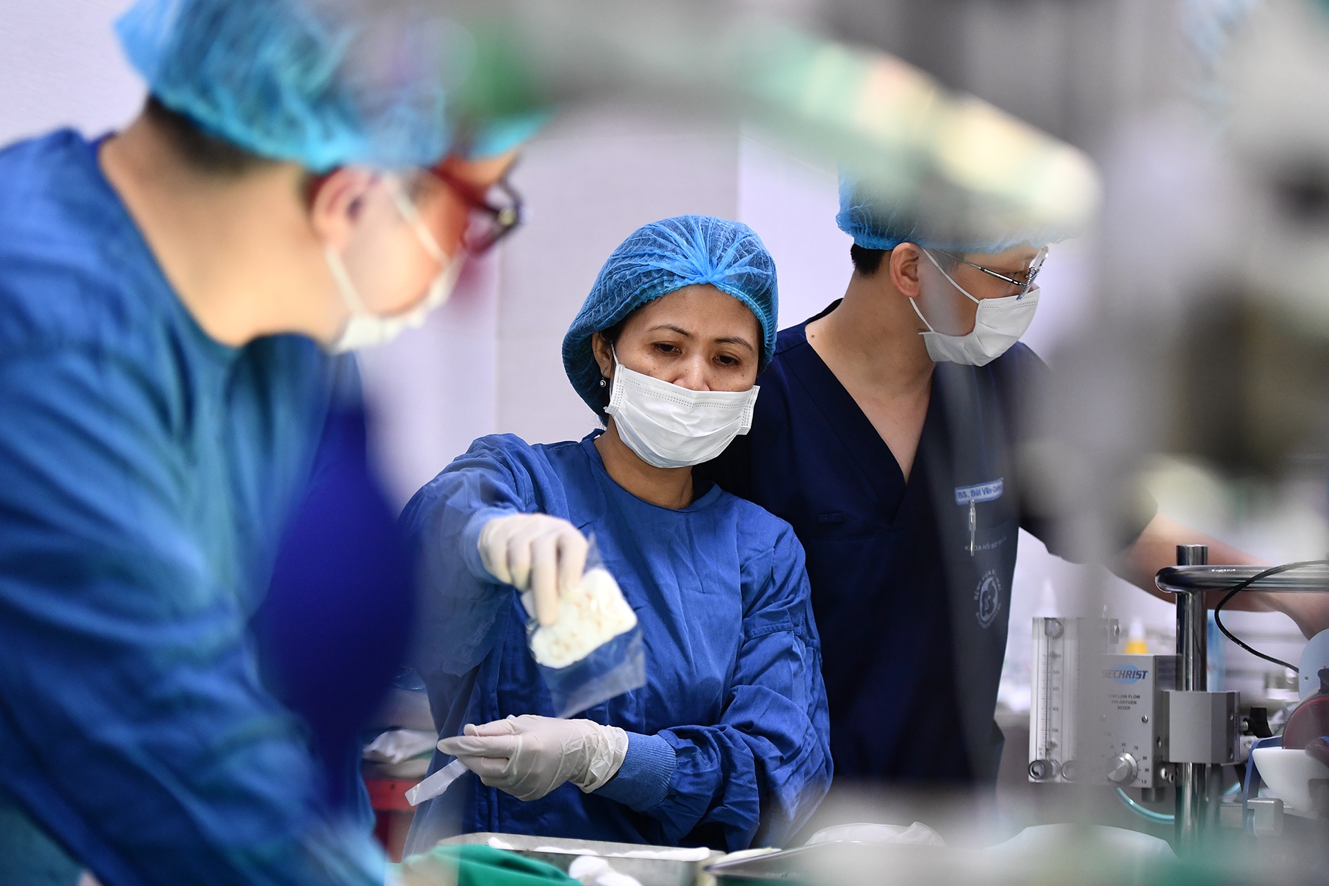 3 nguoi mac Covid-19 cai tho may, benh nhan 88 tuoi dien bien nang hinh anh