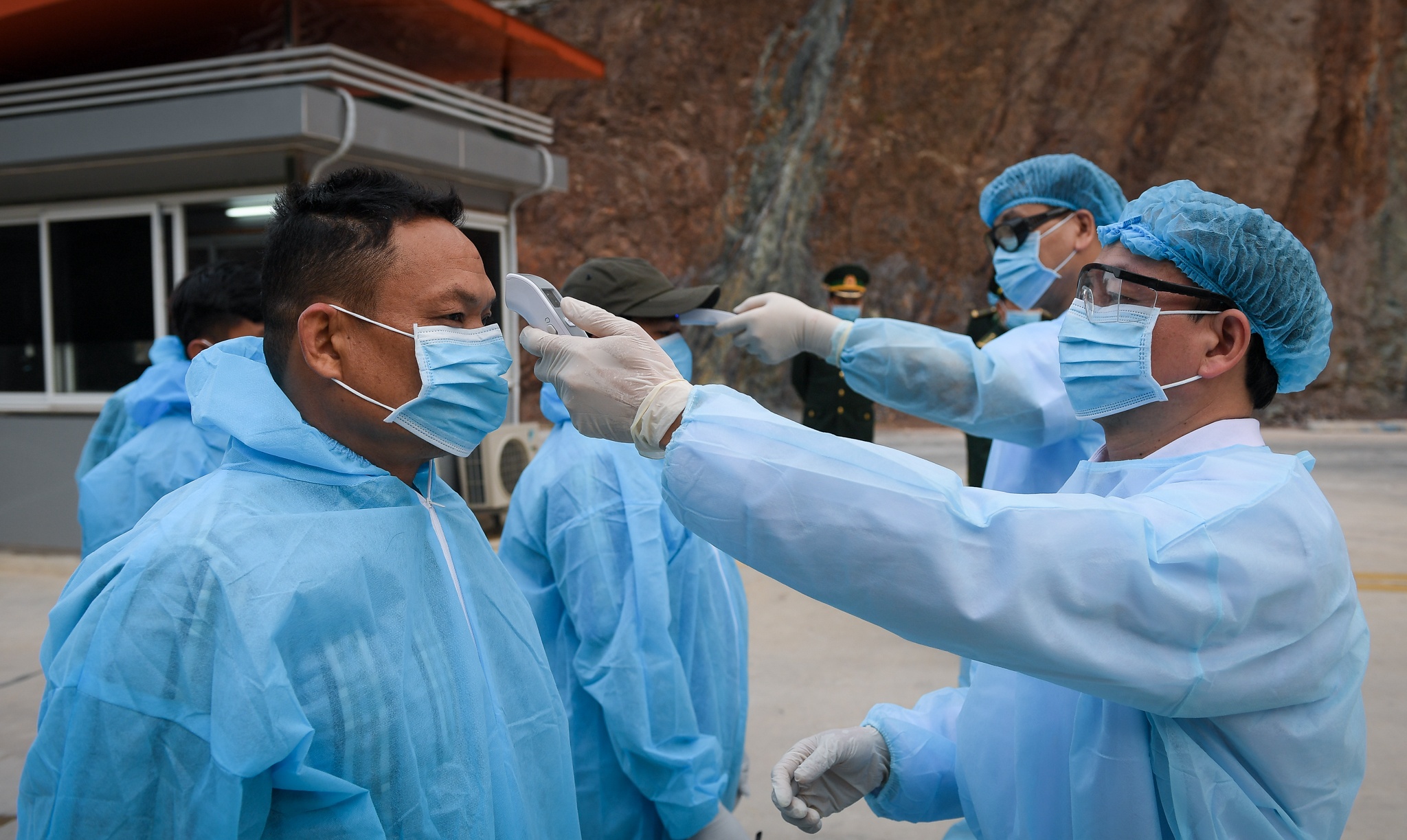 Bac si Bach Mai duoc cach ly tai khach san Muong Thanh Grand Xa La hinh anh