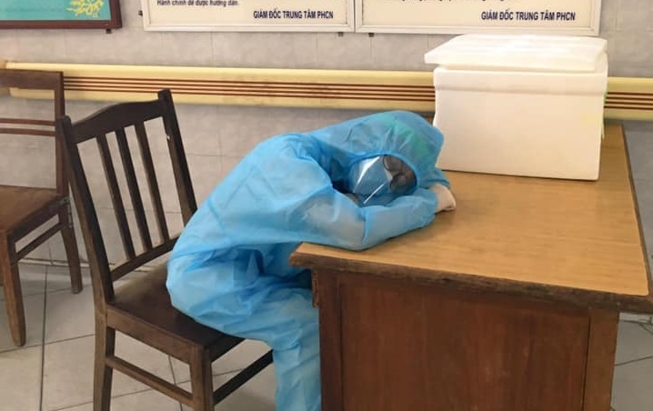 Ben trong Benh vien Bach Mai nhung ngay 'noi bat xuat, ngoai bat nhap' hinh anh