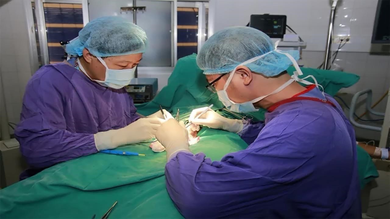 Bé trai 14 tuổi hoại tử tinh hoàn ảnh 1 Be trai 14 tuoi hoai tu tinh hoan anh 1