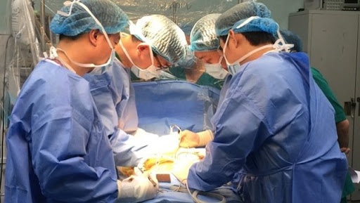 Cuu be gai nguoi Lao mang khoi nang phoi khong lo hinh anh