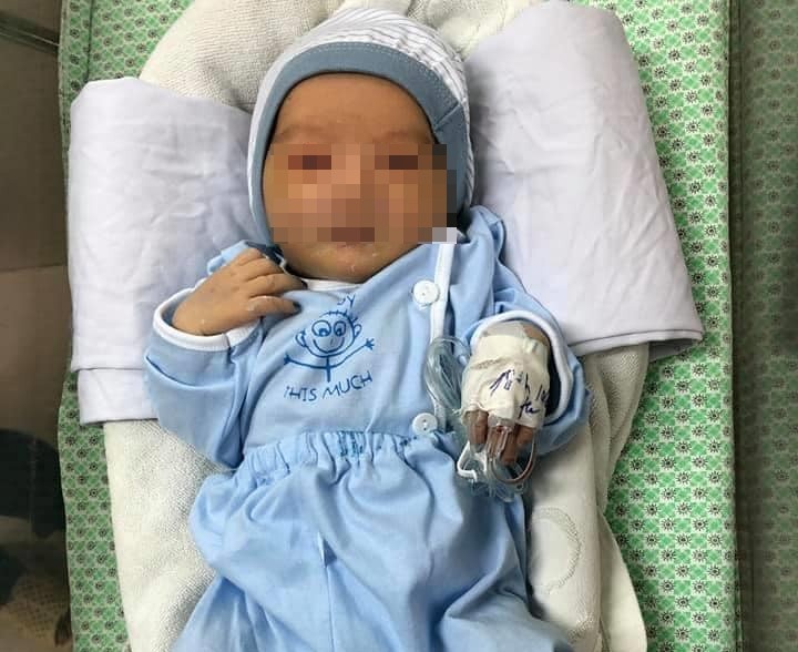 Be trai bi bo roi o ho ga co the mo to doi mat hinh anh