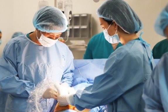 Hang chuc thai nhi duoc chua benh tu trong bung me hinh anh