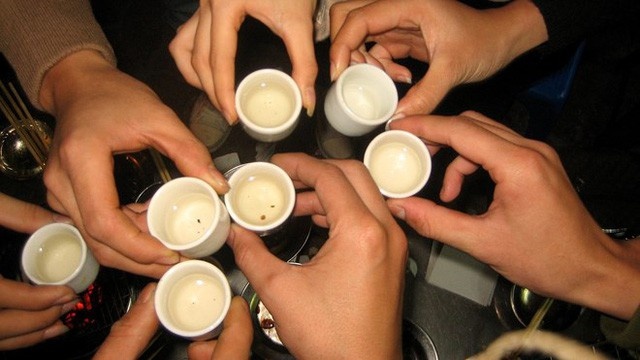 Nam thanh nien hon me sau, phu nao sau khi uong ruou o dam gio hinh anh