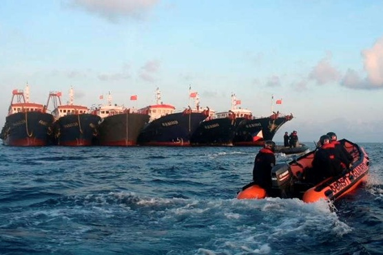 Philippines gui them cong ham phan doi Trung Quoc o Bien Dong hinh anh