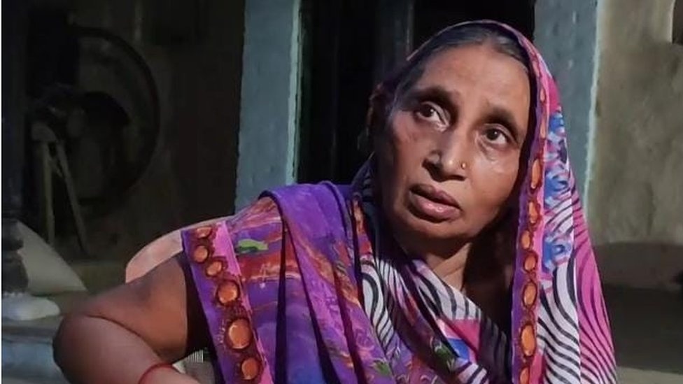 Buc anh me cho thi the con tren xe ba banh gay chu y o An Do hinh anh