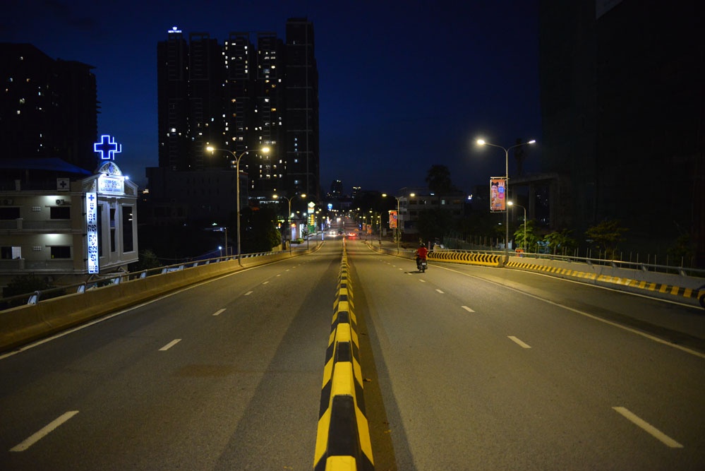 Phnom Penh trong vang giua nhung ngay phong toa hinh anh