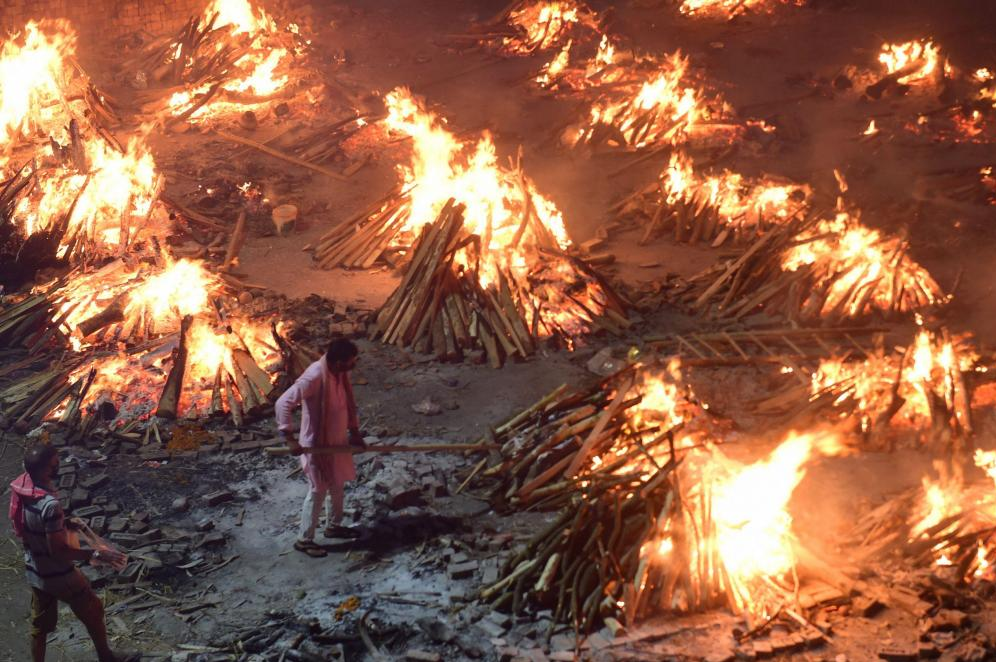 Co gai An Do nhay vao gian thieu khi hoa tang cha hinh anh