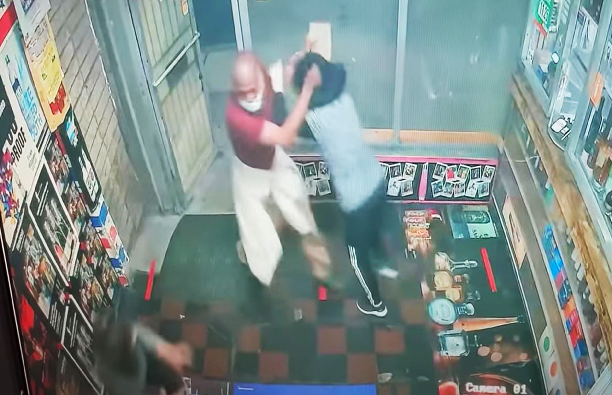 Hai nguoi phu nu goc A bi dap gach vao dau o My hinh anh