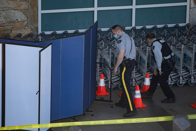 Nguoi dan ong Canada bi ban chet o san bay hinh anh