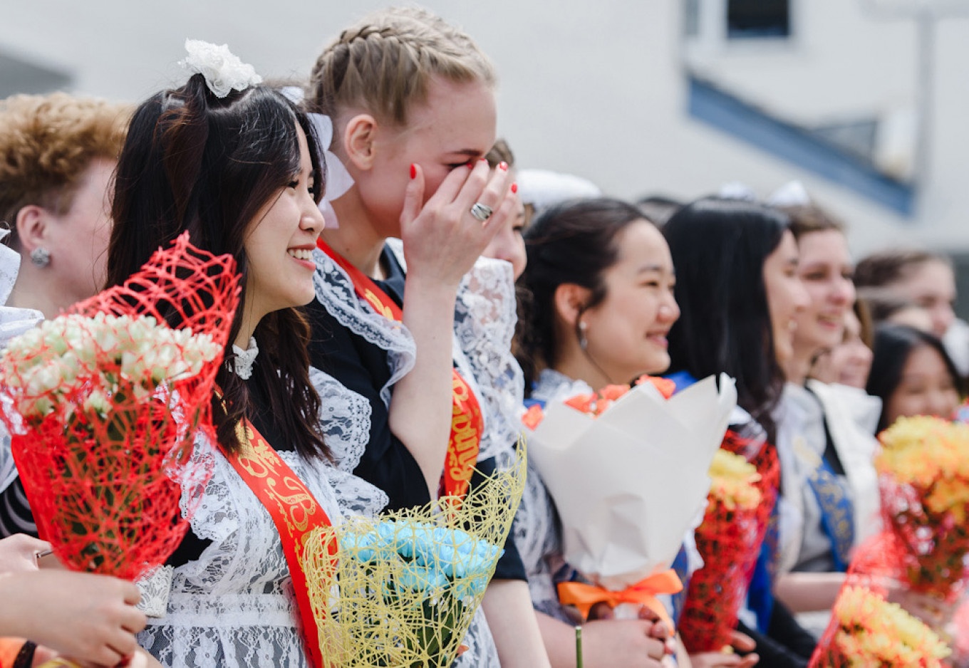 Nu sinh Nga bat khoc trong le 'rung chuong' chia tay tuoi hoc tro hinh anh