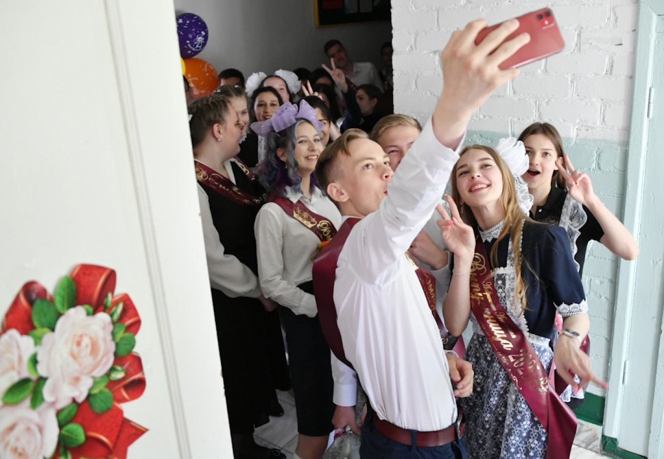 hoc sinh nga tot nghiep anh 3