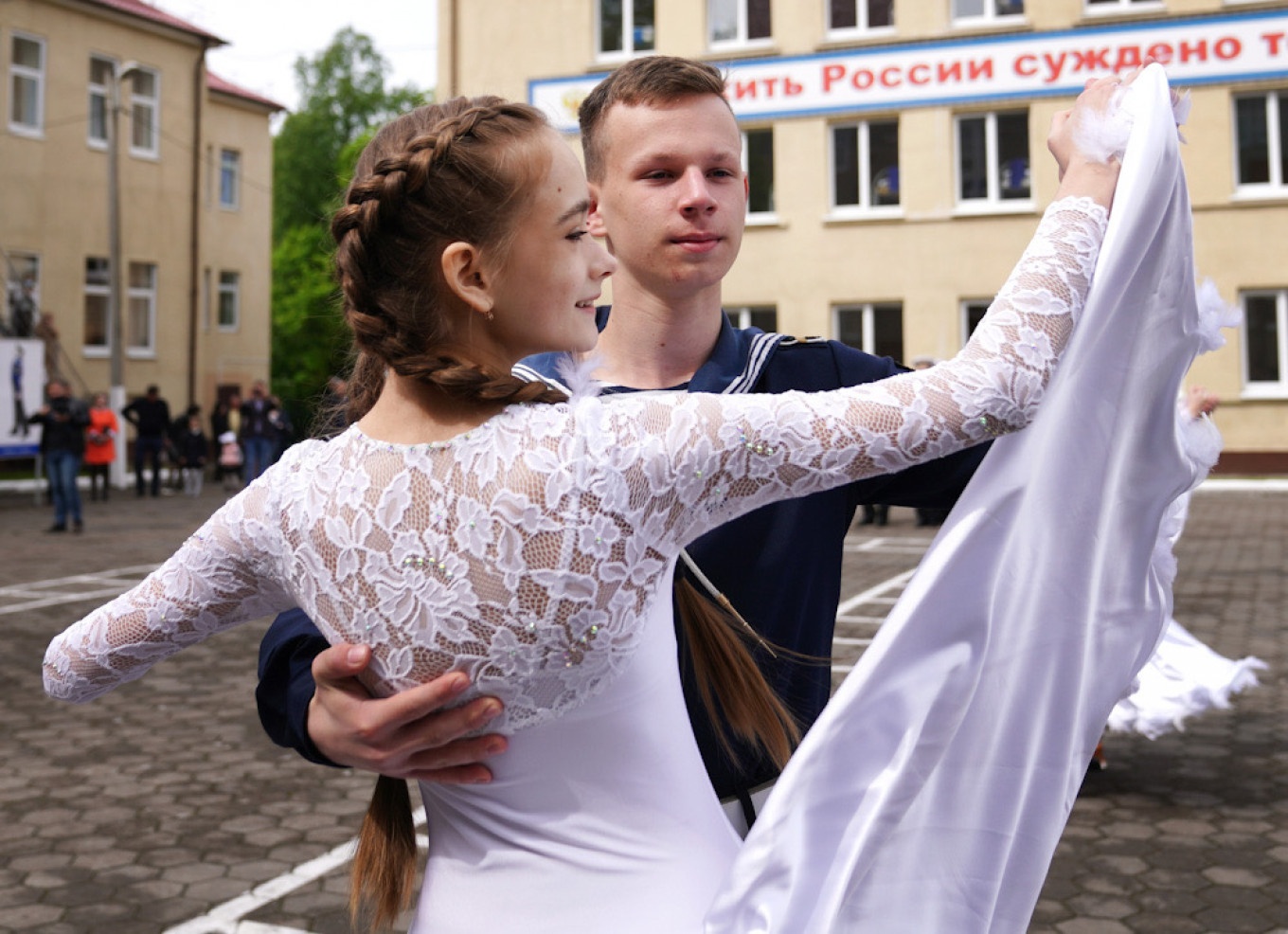 hoc sinh nga tot nghiep anh 5