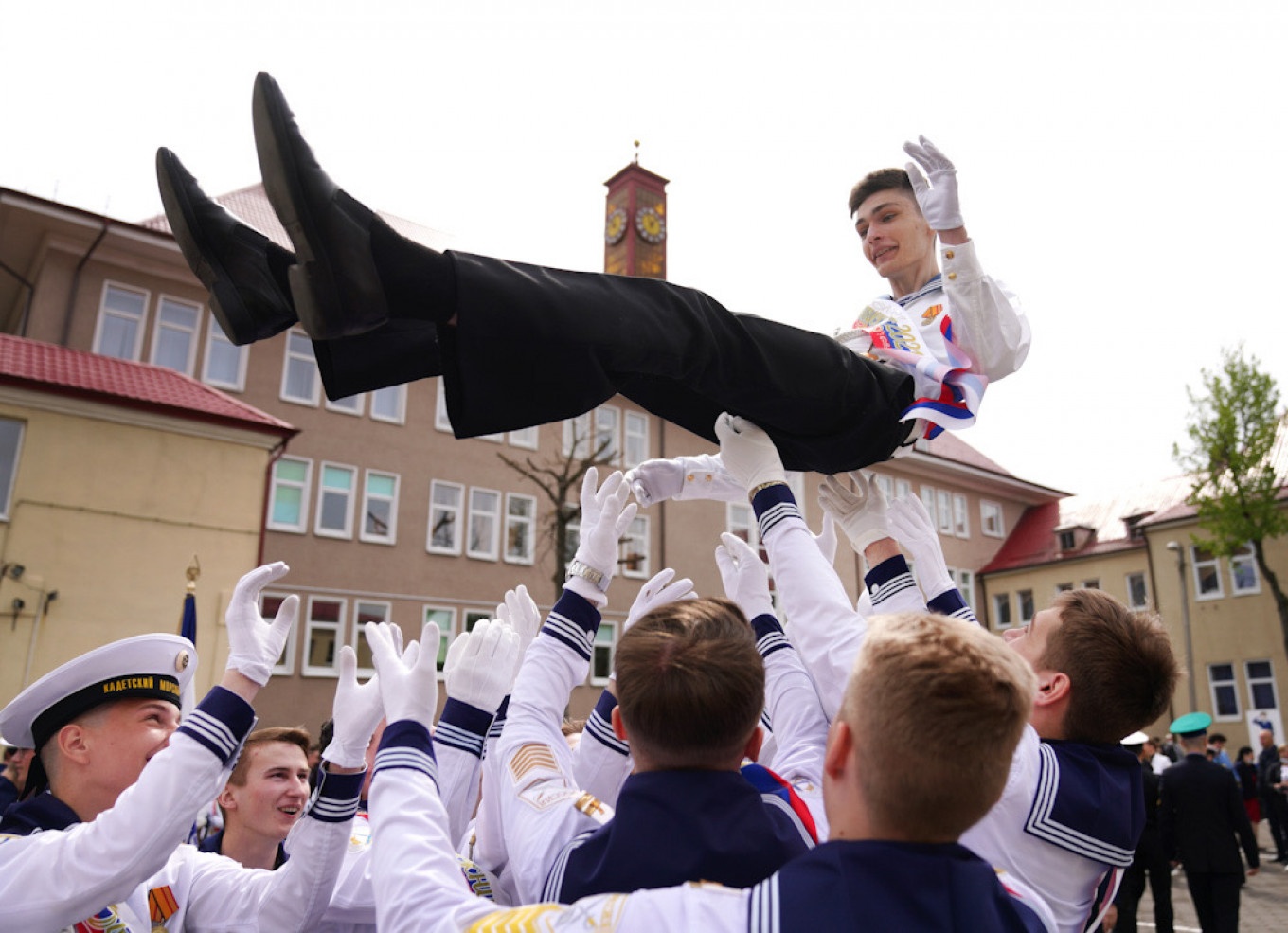 hoc sinh nga tot nghiep anh 6