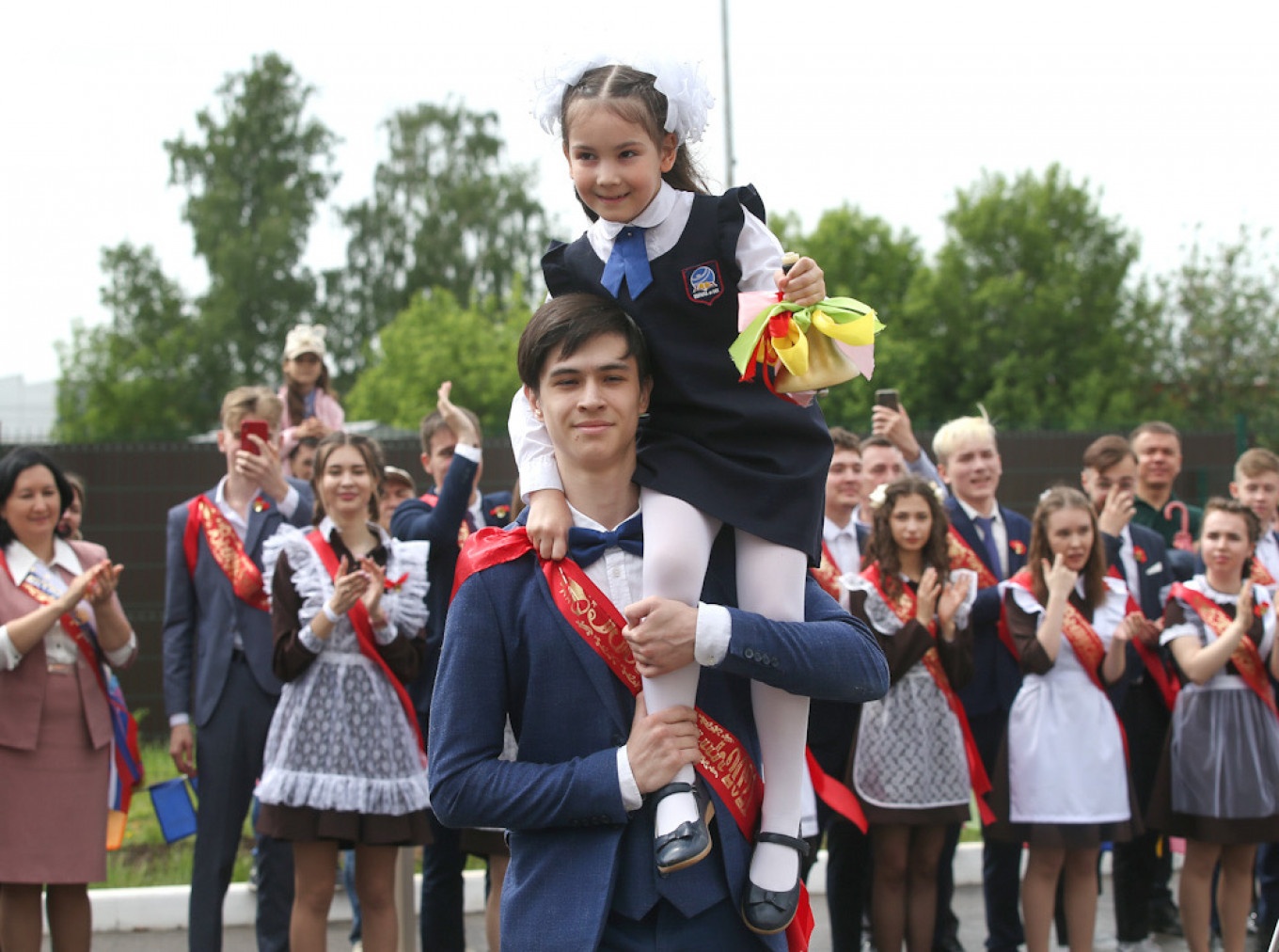 hoc sinh nga tot nghiep anh 7