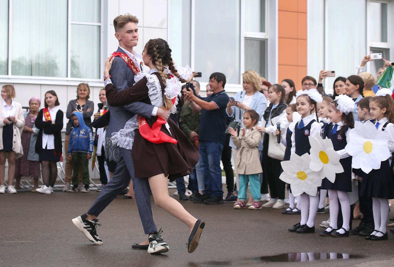 hoc sinh nga tot nghiep anh 8