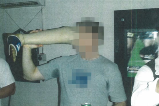 Hang tram buc anh binh linh Australia uong bia tu chan gia nguoi chet hinh anh