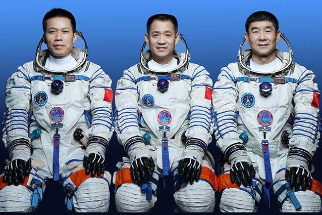 Trung Quoc dua nguoi len xay tram vu tru hinh anh