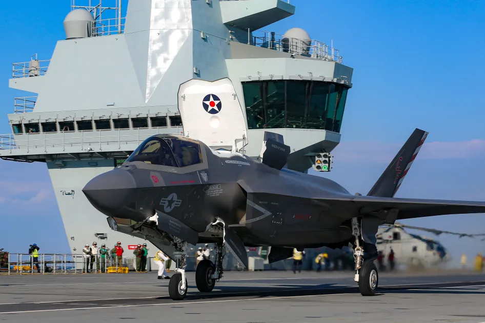 May bay My lan dau cat canh chien dau tu tau Anh sau gan 80 nam hinh anh