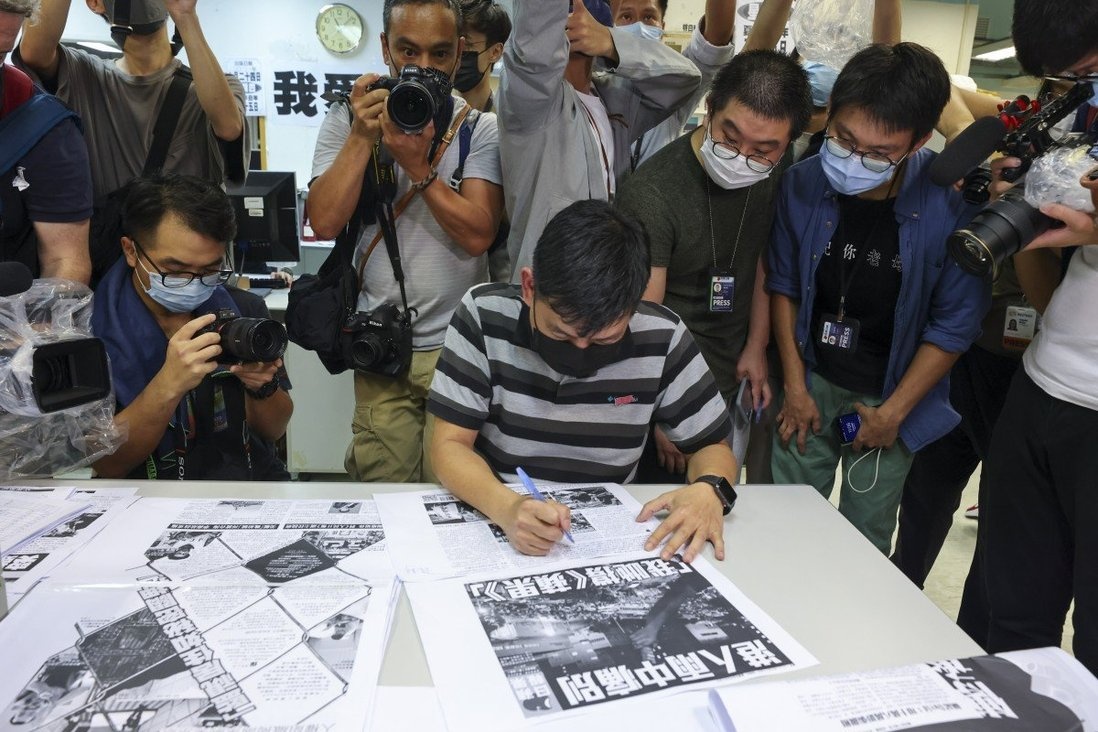 apple daily dong cua anh 1