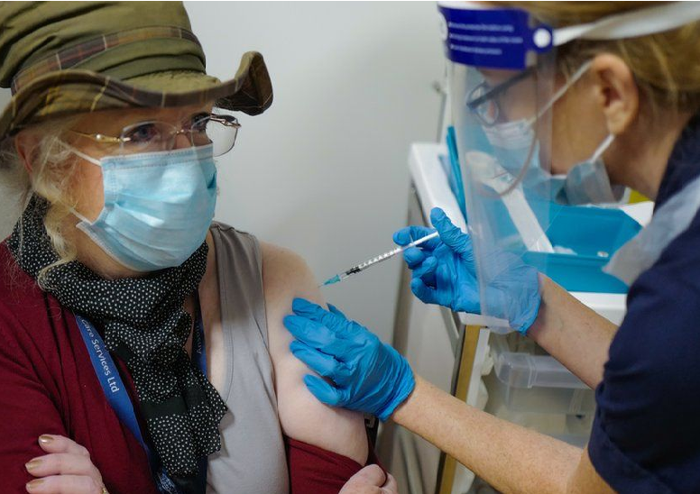 Nghien cuu moi: Tiem lan vaccine co hieu qua hon hai lieu AstraZeneca hinh anh