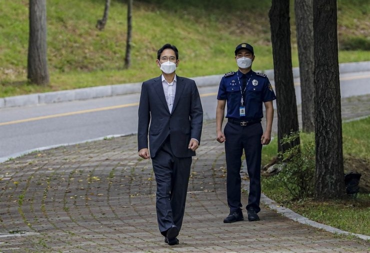 Tong thong Han Quoc hung chi trich vi pho chu tich Samsung ra tu som hinh anh