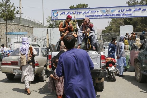 Guardian: Nguoi Afghanistan bi danh dap tren duong toi san bay Kabul hinh anh