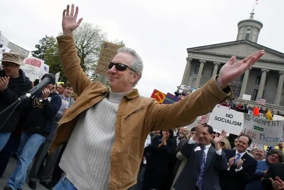 Nguoi sang tac bai hat che nhao vaccine tu vong do Covid-19 o My hinh anh