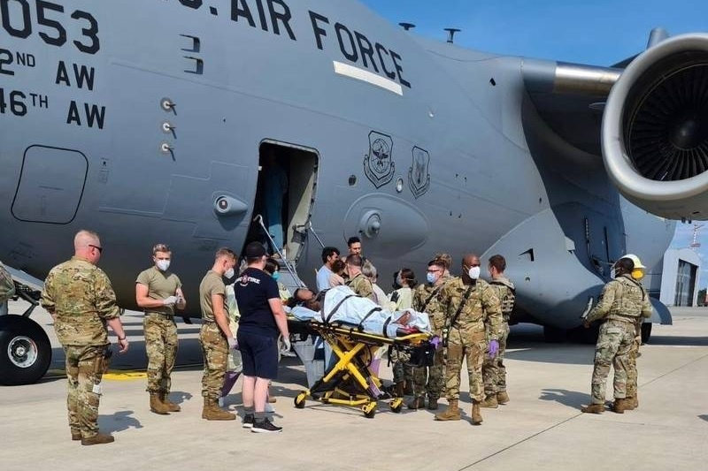 Em be chao doi tren duong roi Afghanistan duoc dat ten theo may bay hinh anh