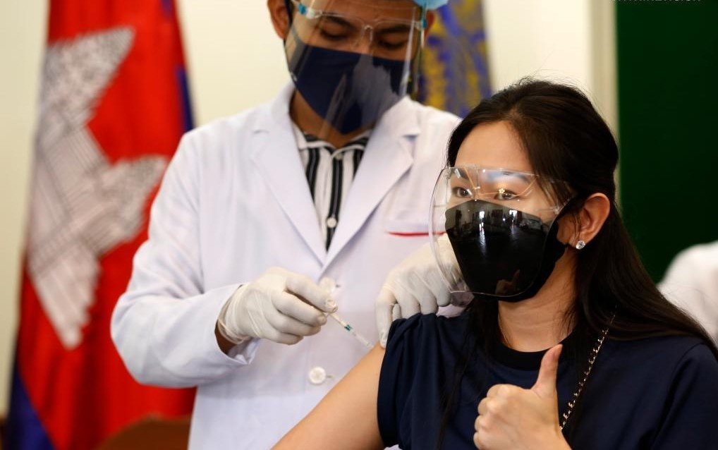 Campuchia 'hai trai ngot' sau nhung thang phong toa va phu vaccine hinh anh