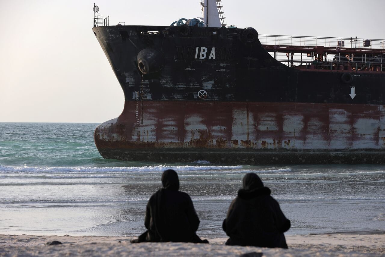 Chu bo tau, thuy thu ket tren 'nha tu' giua bien khoi hinh anh