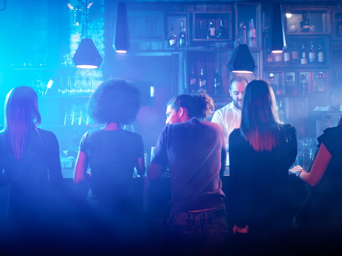 tan cong phu nu anh 2