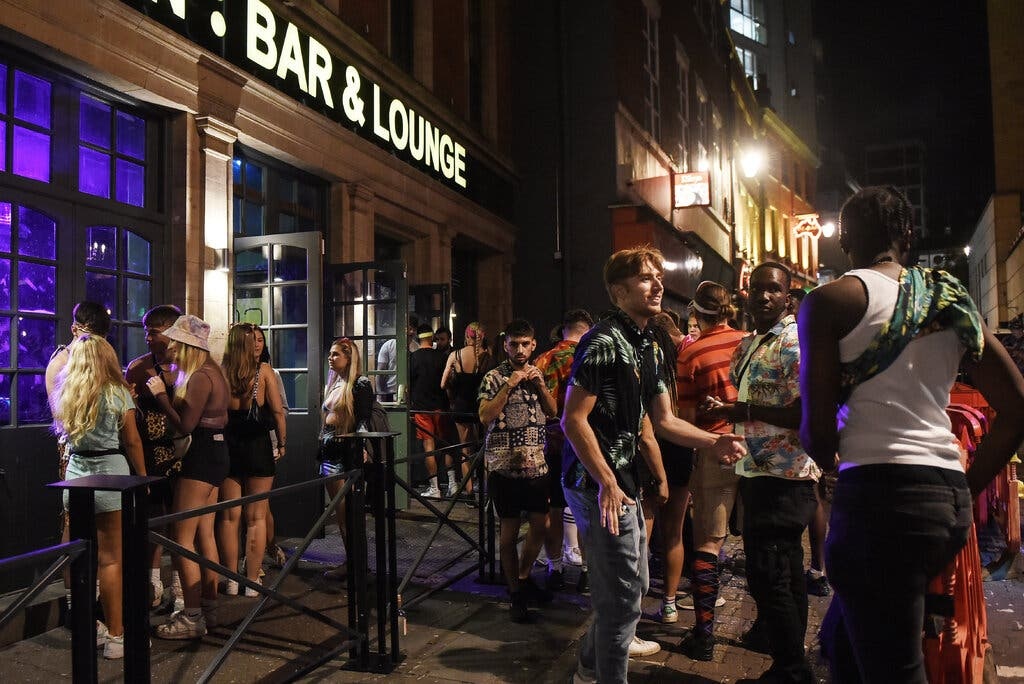 tan cong phu nu anh 1