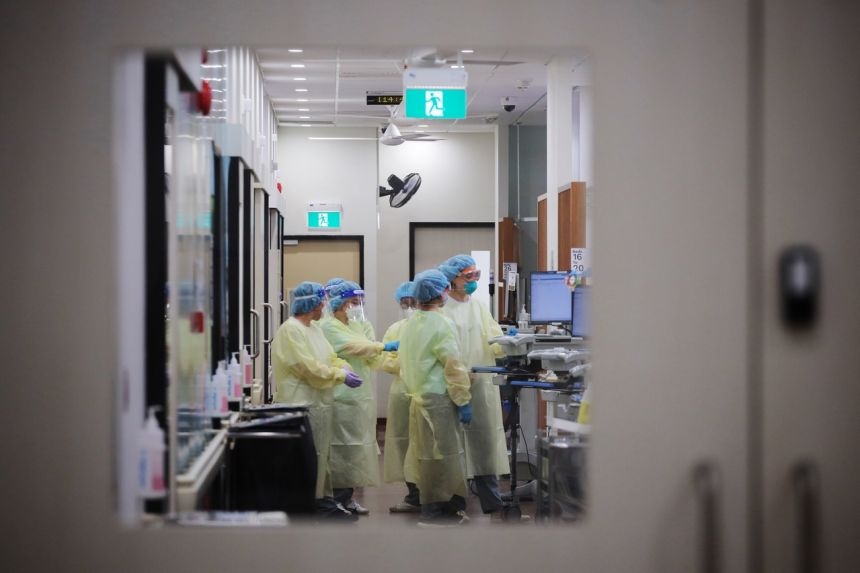 60 giuong ICU pho bay thach thuc song chung voi dich o Singapore hinh anh